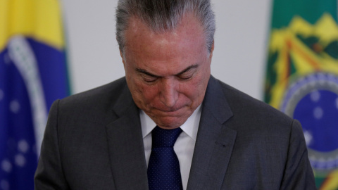 El Presidente de Brasil, Michel Tener, mira hacia abajo en una ceremonia en el palacio de Palalto, en Brasilia /REUTERS