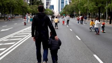 Un hombre pasea con su hijo por el Paseo de la Castellana. EFE/Mariscal/Archivo