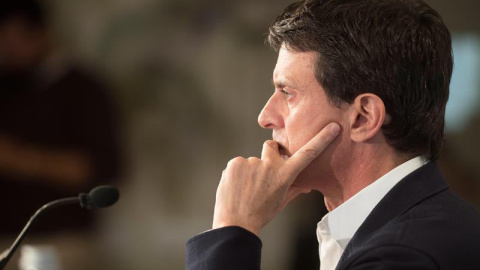 Manuel Valls durante la primera rueda de prensa que ha realizado tras las elecciones del 26-M y en la que ha ofrecido un acuerdo a Ada Colau y Jaume Collboni. (MARTA PÉREZ | EFE)