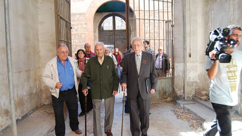 De izda a dcha, Pepe Sánchez (de la Asoc. Mem. Hca de Murcia-Tenemos Memoria) y dos ex-presos políticos, ya muy ancianos pero muy queridos en la ciudad, el maestro José Castaño, y José Fuentes Yepes. Foto cedida por Diego Jiménez.