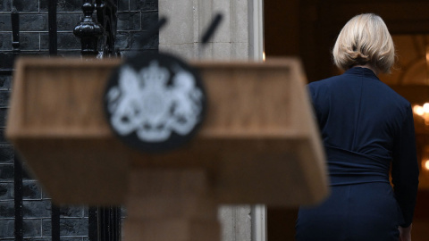  La primera ministra de Gran Bretaña, Liz Truss, regresa al número 10 de Downing Street, en el centro de Londres, el 20 de octubre de 2022 luego de una declaración para anunciar su renuncia.- Daniel LEAL / AFP