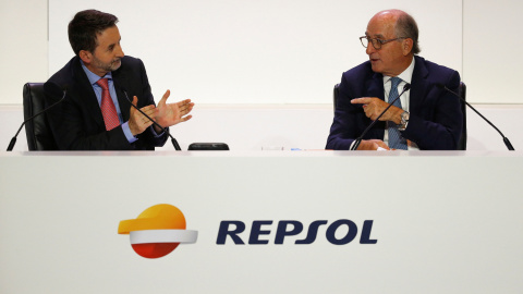 El consejero delegado de Repsol, Josu Jon Imaz, aplaude al presidente de la petrolera, Antonio Brufau, durante la junta de accionistas. REUTERS/Paul Hanna