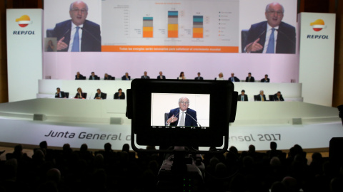 El presidente de Repsol, Antonio Brufau, durante su intervención en la junta de accionistas de la petrolera. REUTERS/Paul Hanna