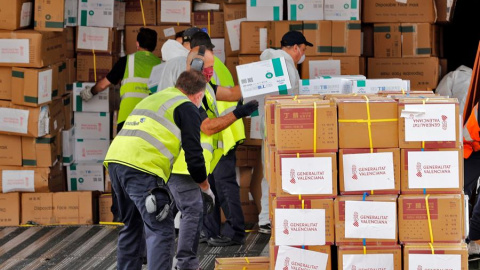 06/04/2020.- Operarios del aeropuerto de Manises comienzan la descarga de las 65 toneladas de material sanitario que la Generalitat Valenciana ha comprado a China. EFE/Juan Carlos Cárdenas