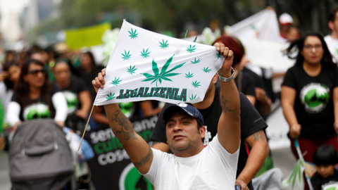 Un manifestante por la legalización de la marihuana durante una marcha reciente en México. REUTERS/Henry Romero