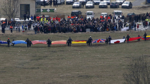 Acto de homenaje a las víctimas de Germanwings con las banderas de todas las nacionalidades de las víctimas presentes. REUTERS/Eric Gaillard