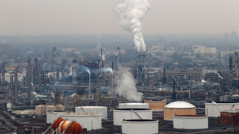 Vista de los tanques de almacenamiento de petroleo de la refinería Bayway Refinery, en la localidad de la compañía logístca Phillips 66, en la localidad de Linden (Nueva Jersey, EEUU). REUTERS/Mike Segar