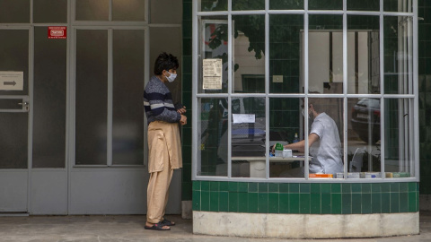 Una professional sanitària del CAP (centres d'atenció primària), atén una visita, durant el seixantè dia de l'estat d'Alarma decretat pel Govern espanyol per controlar la pandèmia del coronavirus. EFE/ Enric Fontcuberta