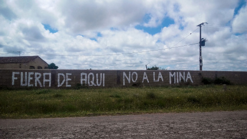 Una pintada contra la mina entre Retortillo y Viallavieja del Yeltes. LUCÍA VILLA