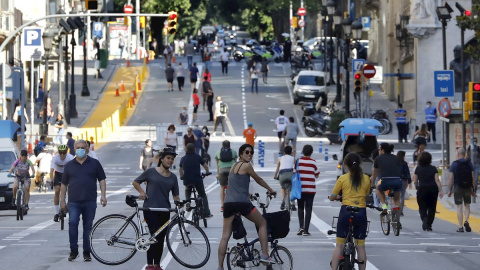 La Via Laietana de Barcelona plena el primer dissabte previ a la fase 1 de desconfinamient a la capital catalana. EFE/ Andreu Dalmau