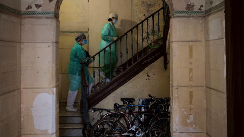 Des de l'inici de la crisi del coronavirus, les visites i atencions domiciliàries per part d'infermeria i metges del CAP del Raval han augmentat considerablement. EFE/Enric Fontcuberta