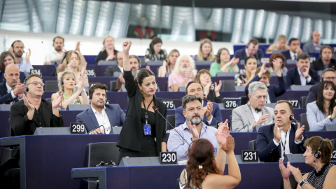 Los eurodiputados de Unidas Podemos Sira Rego y Manu Pineda, en un Pleno del Parlamento Europeo.