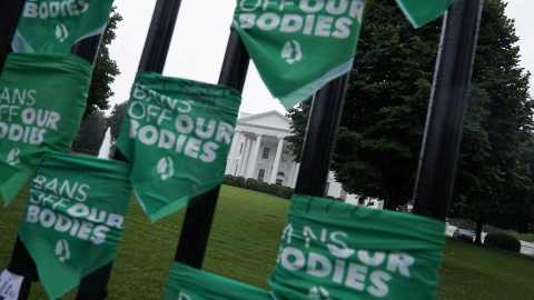 Mujeres atan pañuelos verdes en la valla de la Casa Blanca durante las protestas en contra de la decisión de la Corte Suprema sobre el aborto / REUTERS