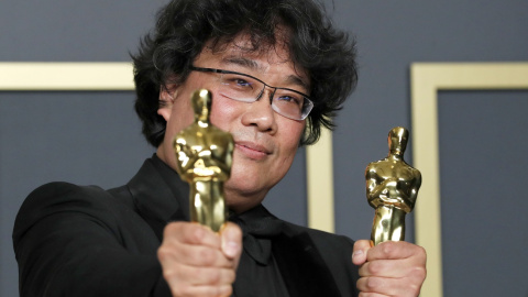 10/02/2020 - El director Bong Joon Ho posa con dos estatuillas de los Oscar. / REUTERS -LUCAS JACKSON