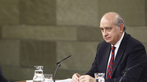 Foto de octubre de 2015 del entonces ministro del Interior, Jorge Fernández Díaz, en una rueda de prensa tras un Consejo de Ministros en el Palacio de la Moncloa. EUROPA PRESS/Eduardo Parra