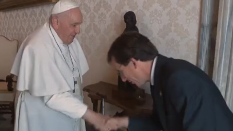 El alcalde de Madrid, José Martínez Almeida, saluda al Papa Francisco durante una visita oficial al Vaticano. - FOTO: EFE