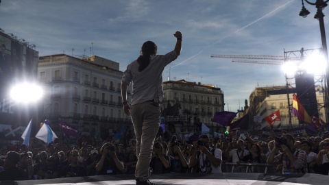 El líder de Podemos, Pablo Iglesias, interviene, en la Puerta del Sol de Madrid, en la concentración convocada en favor de las mociones de censura.EFE/Emilio Naranjo