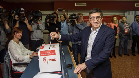 Patxi López votando en su localidad natal, Portugalete (Vitoria) / EFE