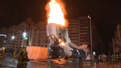 Prenden fuego a la falla de la Plaza del Ayuntamiento de Valencia