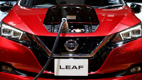 Se conecta un cable de carga a un automóvil eléctrico Nissan en el Salón del Automóvil de Tokio, Japón. REUTERS / Edgar Su / Archivo