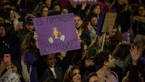 Una pancarta, durante la manifestación del 8M en Plaza de España, Madrid.- JAIRO VARGAS