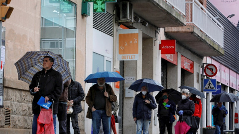 Cues en una farmàcia de Barcelona aquest dilluns. EFE / SUSANNA SÁEZ