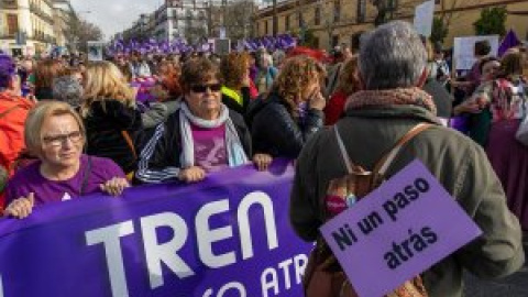 Multitudinaria manifestación en Sevilla contra la retirada de ayudas a la igualdad de género de la Junta