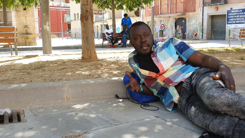 Un africano pasa el día en el Casco Antiguo de Lleida mientras aguarda a encontrar un trabajo.