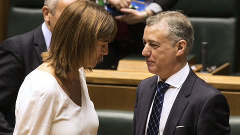 El lehendakari, Iñigo Urkullu, conversa con la portavoz del PSE-EE, Idoia Mendía, tras su intervención en el pleno de Política General en el Parlamento Vasco. EFE/David Aguilar