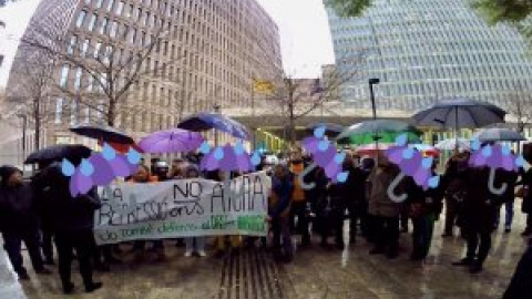 Desenes de persones es concentren per denunciar l'intent de criminalització del moviment pel dret a l'habitatge