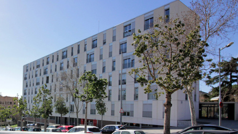 El bloc de la plaça Alfons Comín on té els habitatges Azora.