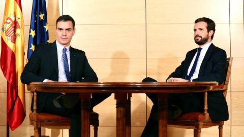 El presidente del Gobierno, Pedro Sánchez, y el líder del PP, Pablo Casado en un encuentro en el mes de diciembre de 2019. EFE