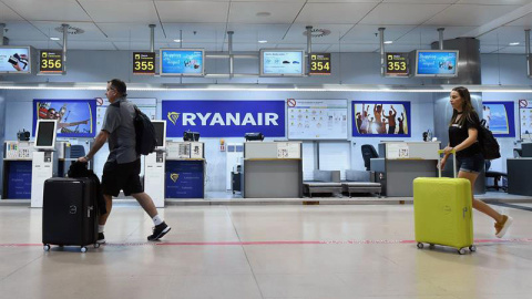 Dos pasajeros pasan antes los mostradores de la aerolínea Ryanair en la T-1 del aeropuerto Adolfo Suárez Madrid-Barajas. (FERNANDO VILLA)