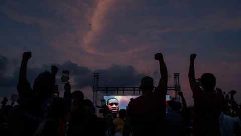 Ciudadanos y ex alumnos de la escuela secundaria de Yates levantan sus puños durante una vigilia en honor a George Floyd, en el campo donde jugó fútbol en Houston, Texas. REUTERS / Adrees Latif