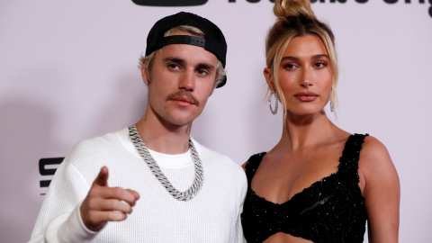 El cantante Justin Bieber y su esposa Hailey Baldwin posan en el estreno de la serie de televisión documental "Justin Bieber: Seasons" en Los Ángeles. / Reuters