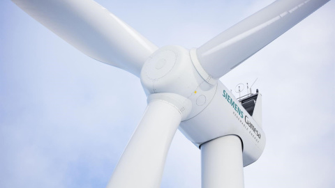 Un aerogenerador con el logotipo de Siemens Gamesa. E.P./ Sren Kjeldgaard