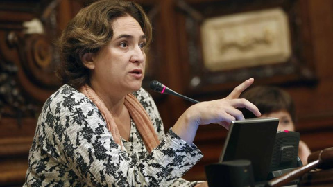 La alcaldesa del Ayuntamiento de Barcelona, Ada Colau, durante la celebración del pleno ordinario del mes de octubre./ EFE