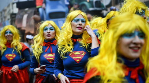  Un grupo de mujeres disfrazadas de 'Superwoman' participan en el carnaval de Torres Vedras el 9 de febrero de 2016.- AFP