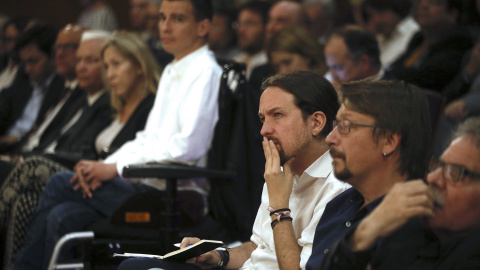 El líder de Podemos, Pablo Iglesias asiste a la conferencia  pronunciada por el presidente de la Generalitat, Carles Puigdemont en el Auditorio Caja de Música CentroCentro, en el Palacio de Cibeles. EFE/ Fernando Alvarado