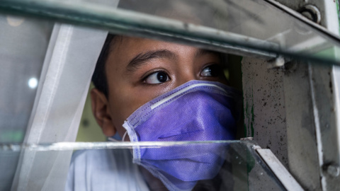 Imagen de un niño con una mascarilla. EP