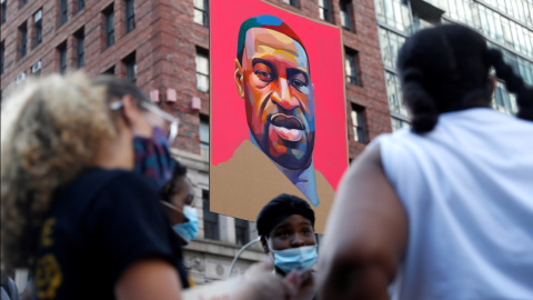 Un retrato de George Floyd durante una protesta contra la desigualdad racial tras su asesinato. En la ciudad de Nueva York. REUTERS / Shannon Stapleton