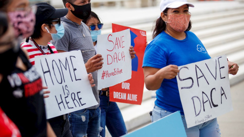 Un grupo de jóvenes migrantes se manifiesta frente a la sede del Tribunal Supremo de EEUU, en Washington. - EFE