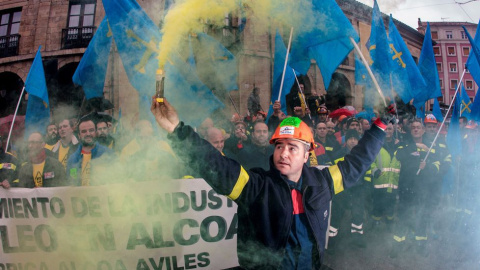 Trabajadores de Alcoa concentrados en la plaza de España de la Avilés, para pedir la intervención del Estado en las fábricas de Alcoa local y de A Coruña/ Archivo EFE