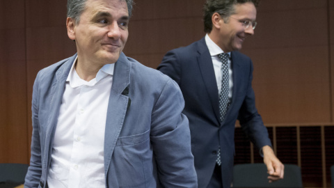 El ministro griego de Finanzas, Euclides Tsakalotos (i), y el presidente del Eurogrupo, Jeroen Dijsselbloem (d), durante la reunión de los ministros de Economía y Finanzas de la eurozona en Bruselas. EFE/Olivier Hoslet