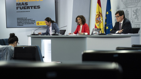 El vicepresidente de Derechos Sociales, Pablo Iglesias, la ministra portavoz y de Hacienda, María Jesús Montero, y el ministro de Sanidad, Salvador Illa, comparecen en rueda de prensa posterior al Consejo de Ministros. E.P./Maya Balanyà/Pool