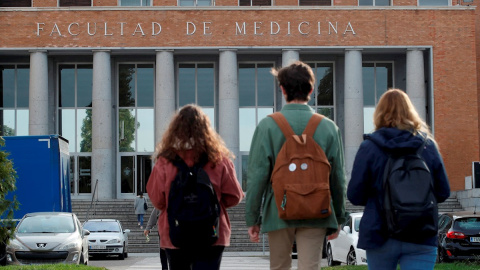 Varios alumnos se dirigen a la facultad de Medicina en la Universidad Complutense, en Madrid. EFE/Juan Carlos Hidalgo/Archivo