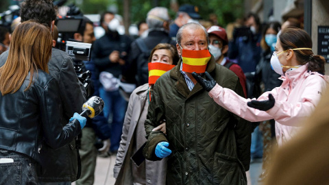 Vecinos del madrileño barrio de Salamanca se manifiestan contra el Gobierno por su gestión en la crisis del coronavirus, este jueves en Madrid. EFE/ Emilio Naranjo