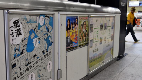 Cartel situado en una estación de tren del oeste de Tokio (Japón) en el que se especifica que "el acoso sexual es un delito". Una reciente serie de fallos de inocencia en casos de violación en Japón ha generado polémica y reavivado el debate sobre la