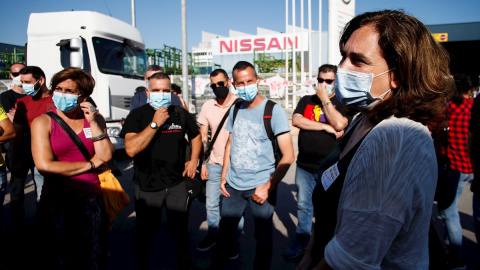 26/05/2020.-La alcaldesa de Barcelona Ada Colau (d) y la de Montcada y Reixac, Laura Campos (i), durante la visita que han realizado para solidarizarse con los trabajadores en huelga en la planta de Nissan en Montcada i Reixac. EFE/ Quique García