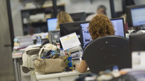 Una mujer trabajando en una oficina. EFE/Archivo.